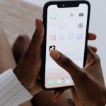 Установка Claude AI на iOS и интеграция с Discord для анализа данных