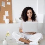 Создание диалогов в Claude AI Chatbot для отчетности с бесплатным доступом